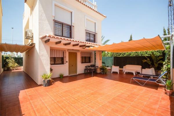 Четырехквартирный дом на продажу на Chalet adosado en Avenida D'Escandinàvia, Monte Faro-Altomar, Gran Alacant , Гран-Алакант photo 1