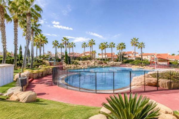 Четырехквартирный дом на продажу на Chalet adosado en Avenida D'Escandinàvia, Monte Faro-Altomar, Gran Alacant , Гран-Алакант thumbnail 1