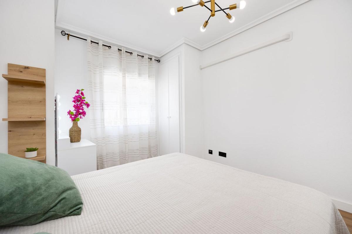 Venta de piso en Piso en Villa Madrid, 11, Puerto Deportivo, Torrevieja, Torrevieja
 photo 2