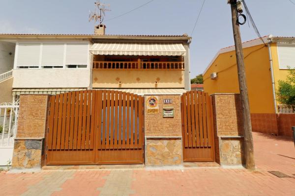 Chalet adosado en Calle Maestro Quino, Playa de los Náufragos, Torrevieja photo 1