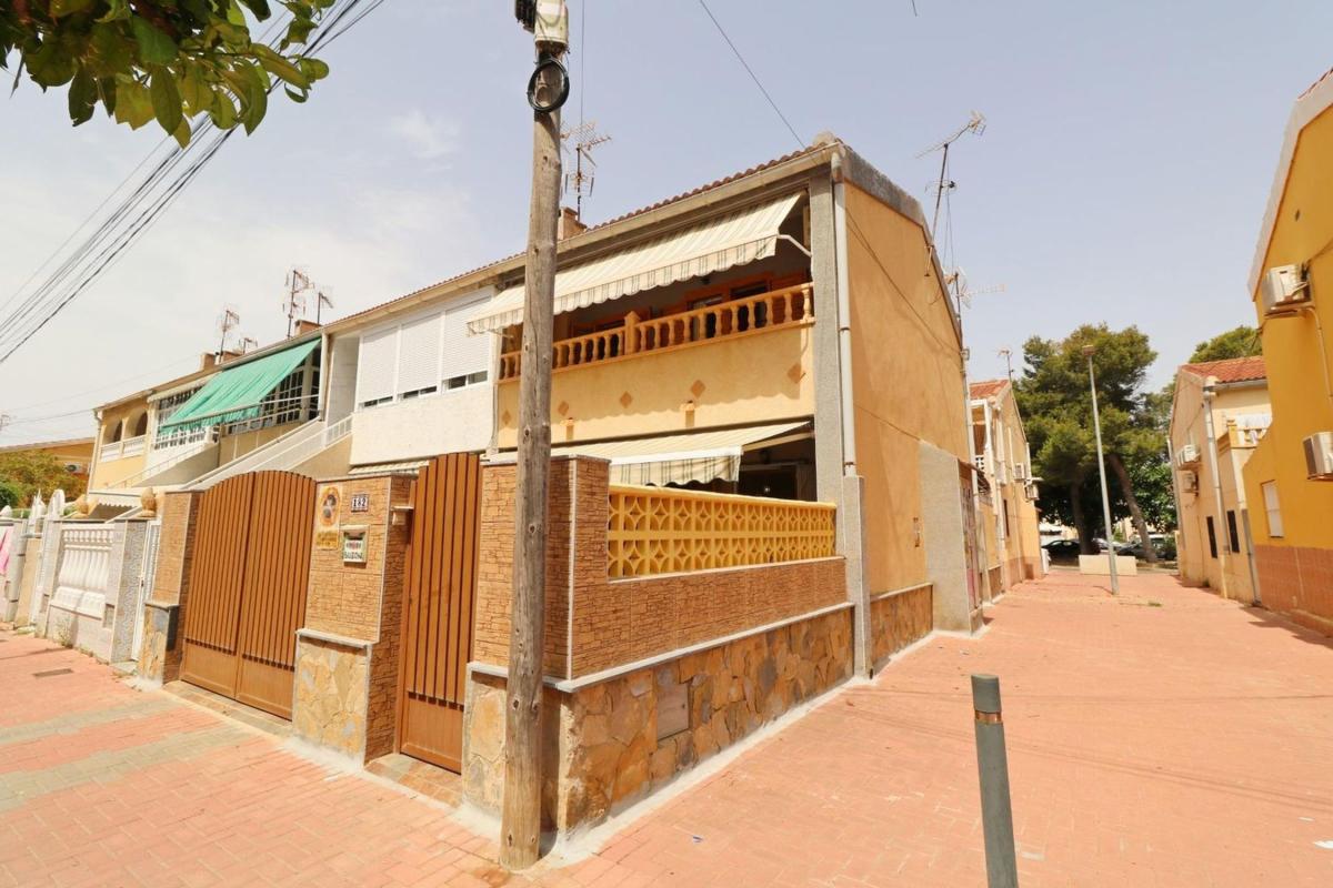 Venta de chalet adosado en  Chalet adosado en Calle Maestro Quino, Playa de los Náufragos, Torrevieja , Torrevieja photo 2