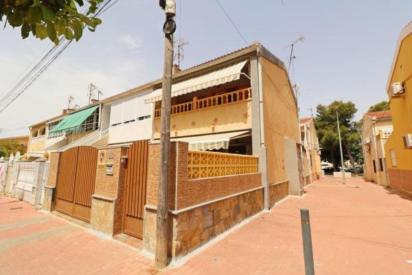 Chalet adosado en Calle Maestro Quino, Playa de los Náufragos, Torrevieja photo 2