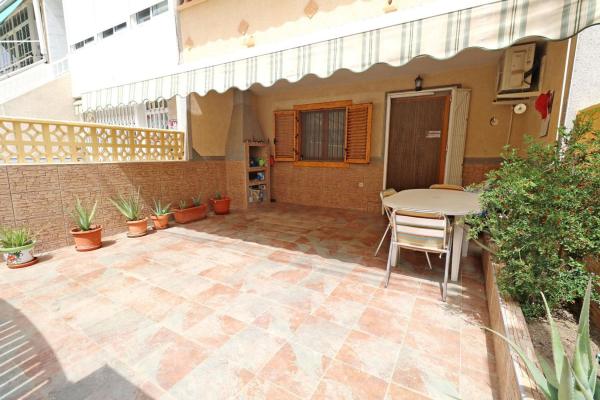 Chalet adosado en Calle Maestro Quino, Playa de los Náufragos, Torrevieja photo 3