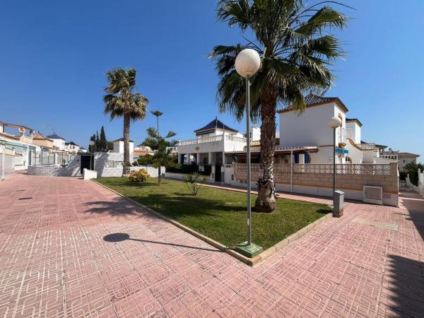 Chalet pareado en Calle la Sagra, Los Balcones - Los Altos del Edén, Torrevieja photo 1