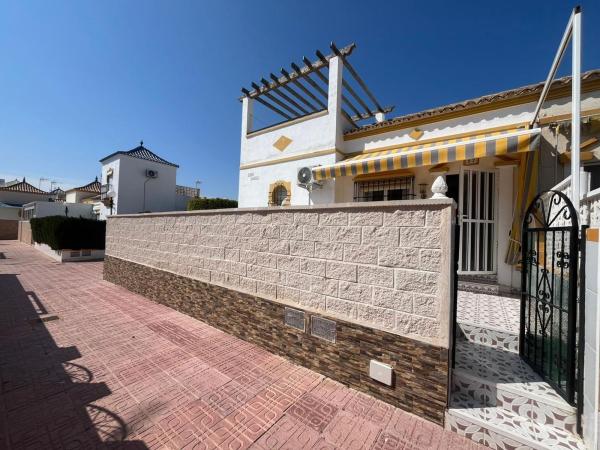 Chalet pareado en Calle la Sagra, Los Balcones - Los Altos del Edén, Torrevieja photo 2