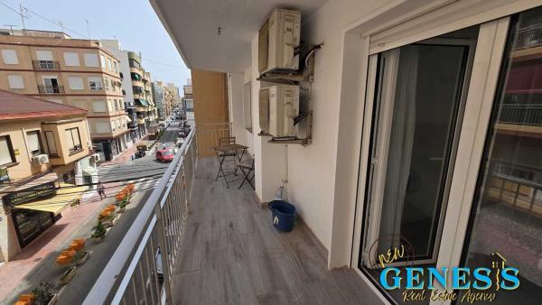 Venta de piso en Piso en Pz Waldo Calero, 3, Centro - Muelle Pesquero, Torrevieja, Torrevieja
 photo 1