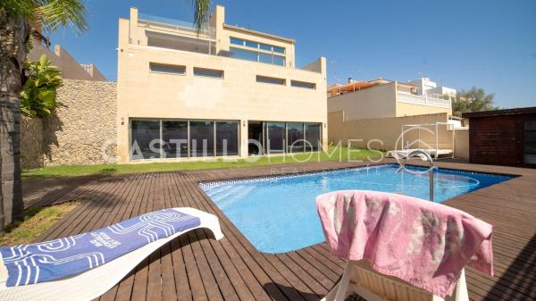 Частный шале на продаже в  Casa o chalet en Los Balcones - Los Altos del Edén, Torrevieja, Торревьеха photo 1