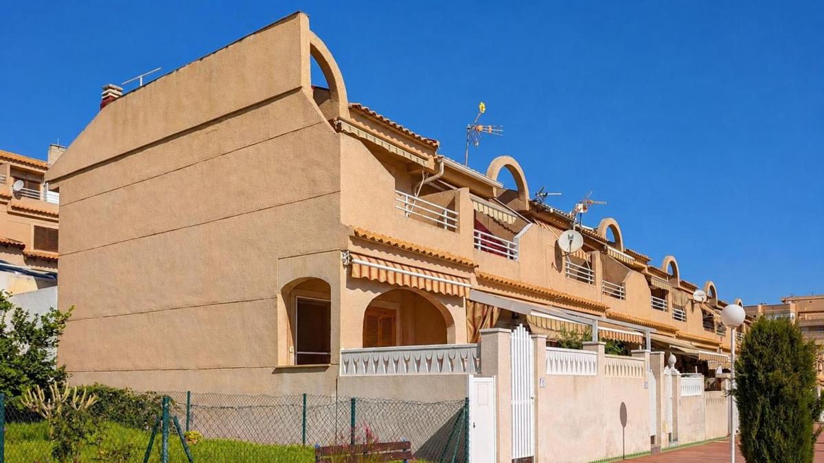 Venta de chalet adosado en  Chalet adosado en Calle Málaga, Arenales del Sol, Elche / Elx , Elche / Elx photo 4