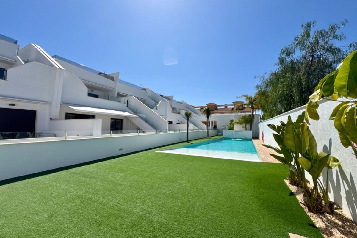 Venta de piso en Piso en Avenida Cofradías, Zona Pueblo, Pilar de la Horadada, Pilar de la Horadada
 photo 3