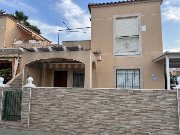 Chalet pareado en Avenida Laguna Azul, Los Balcones - Los Altos del Edén, Torrevieja photo 1