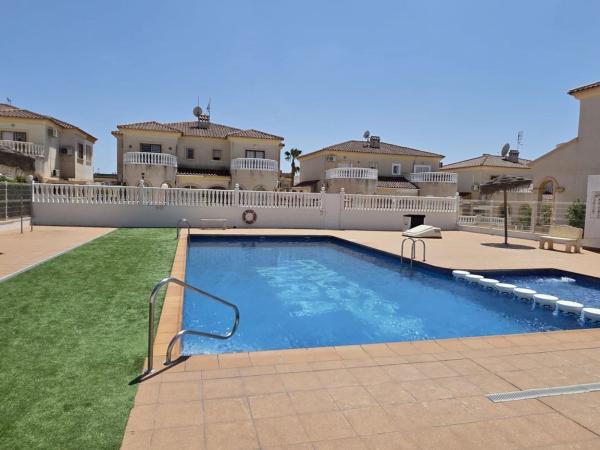 Chalet pareado en Calle Maite Pagazaurtundua Ruiz, Parque Acuático - Sector 25, Torrevieja photo 1