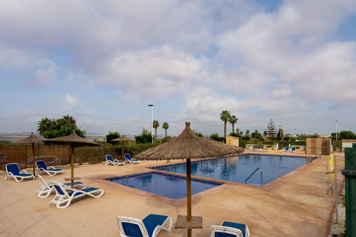 Sprzedaż szeregowego domku w Chalet adosado en Calle de las Lavanderas, La Siesta - El Salado - Torreta, Torrevieja , Torrevieja photo 1