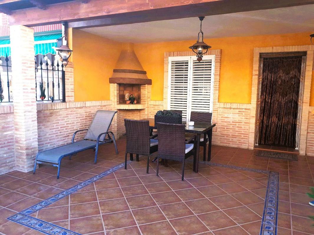 Sale of townhouse in  Chalet adosado en Calle Maestro Quino, Playa de los Náufragos, Torrevieja , Torrevieja photo 3