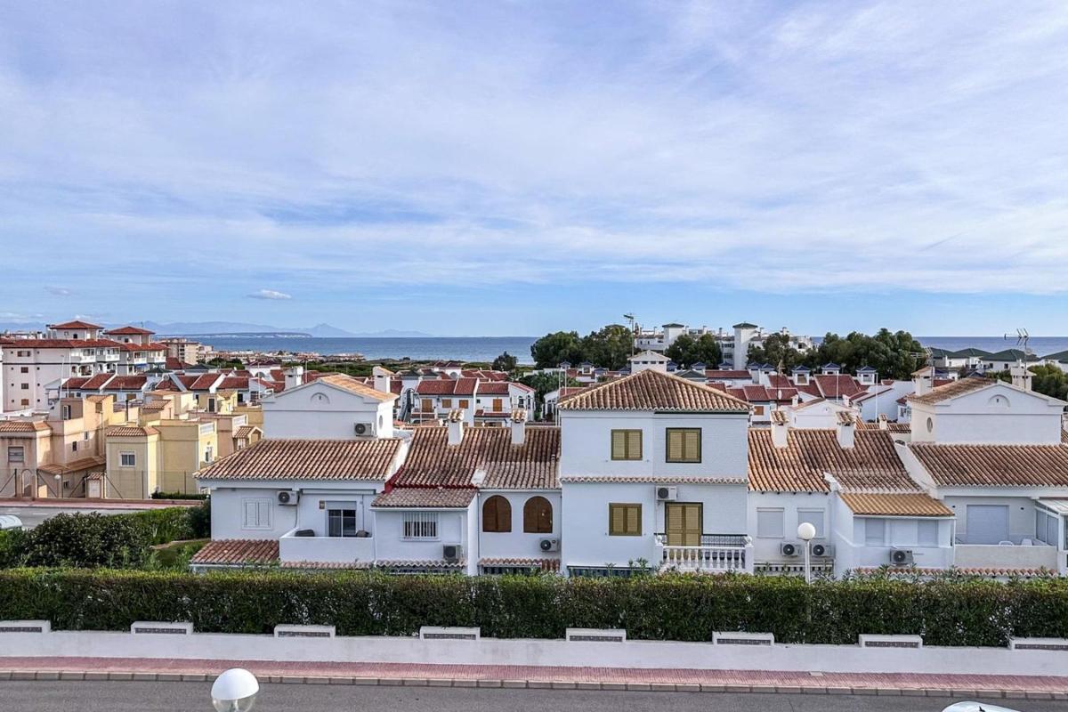 Sprzedaż szeregowego domku w Chalet adosado en Calle Ulises, Torreblanca, Torrevieja , Torrevieja photo 5