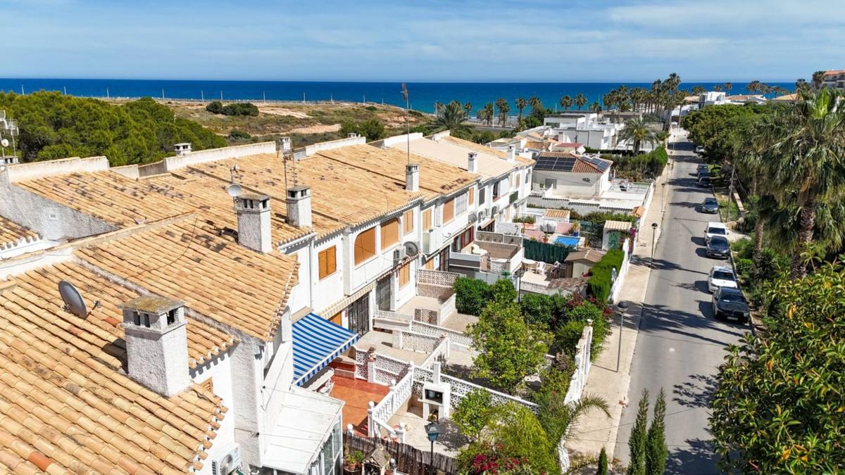 Sprzedaż szeregowego domku w  Chalet adosado en Calle Jazmines, Playa Flamenca, Orihuela , Orihuela photo 2