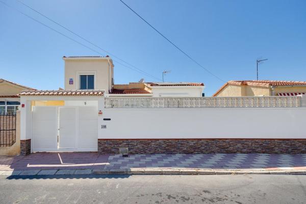 Частный шале на продаже в  Casa o chalet en San Fulgencio, Сан-Фульхенсио photo 3