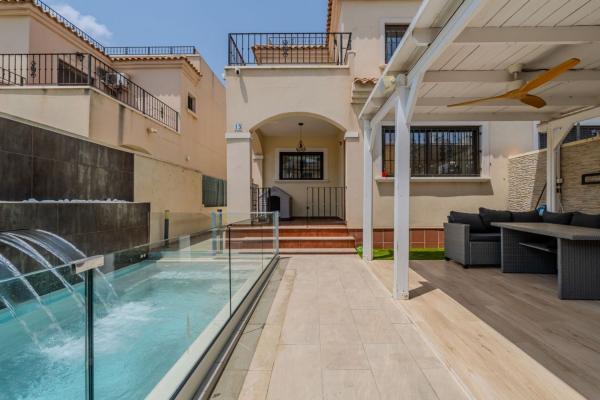 Chalet independiente en venta en Casa o chalet en Avenida Asociación Victimas del Terrorismo, 2, Parque Acuático - Sector 25, Torrevieja, Torrevieja
 photo 1
