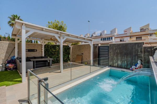 Chalet independiente en venta en Casa o chalet en Avenida Asociación Victimas del Terrorismo, 2, Parque Acuático - Sector 25, Torrevieja, Torrevieja
 photo 3