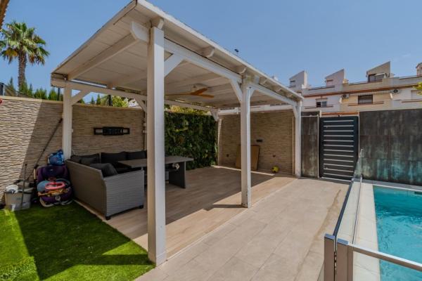 Chalet independiente en venta en Casa o chalet en Avenida Asociación Victimas del Terrorismo, 2, Parque Acuático - Sector 25, Torrevieja, Torrevieja
 photo 4