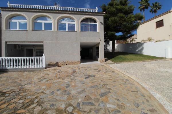 Chalet pareado en Calle Laurel Bal, Los Balcones - Los Altos del Edén, Torrevieja thumbnail 2