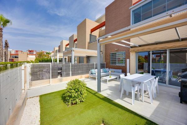 Casa o chalet independiente en Parque Acuático - Sector 25, Torrevieja photo 1