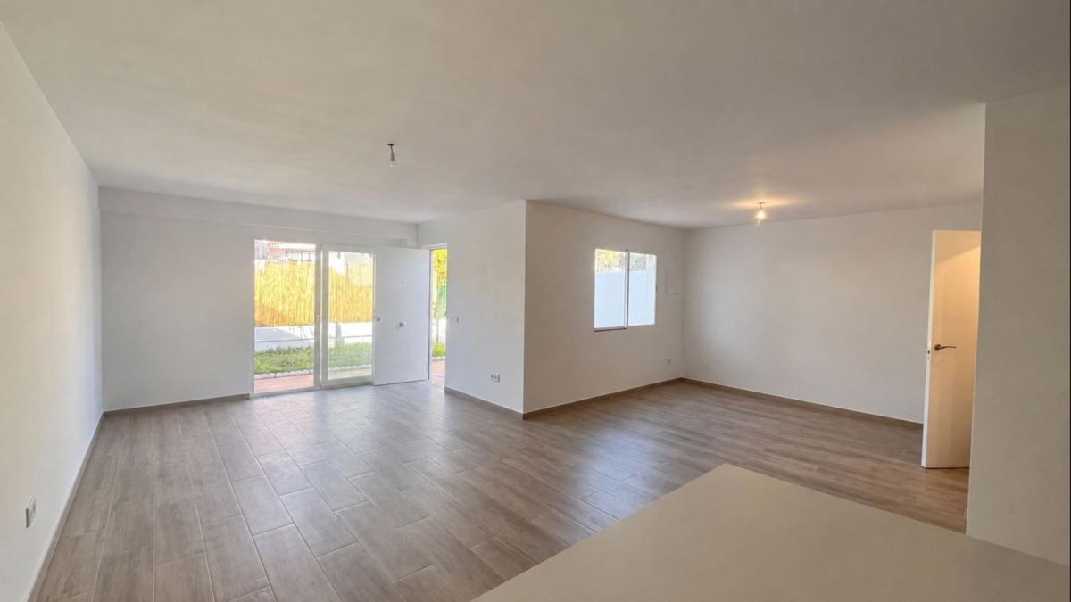 Продажа таунхауса в Chalet adosado en Calle Pico del Aneto, 64, Nueva Atalaya, Estepona , Эстепона photo 3