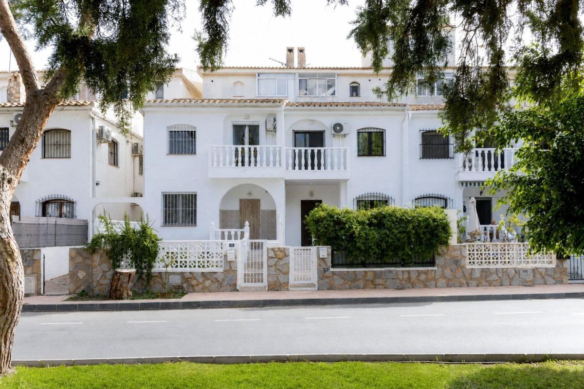 Venta de chalet adosado en  Chalet adosado en Calle Colon, La Zenia, Orihuela , Orihuela photo 2