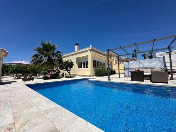 Частный шале на продаже в  Casa o chalet en San Fulgencio, Сан-Фульхенсио photo 2