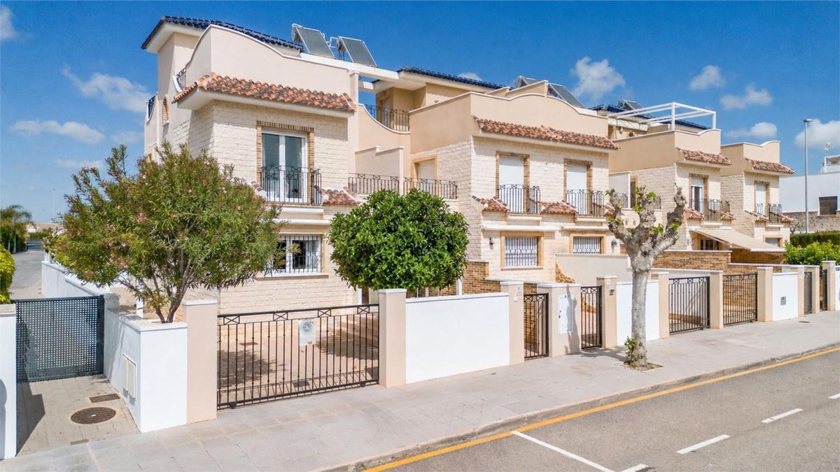 Продажа таунхауса в Chalet adosado en Calle Parque Antonio Gálvez, Torre de la Horadada, Pilar de la Horadada , Пилар де ла Орадада photo 1