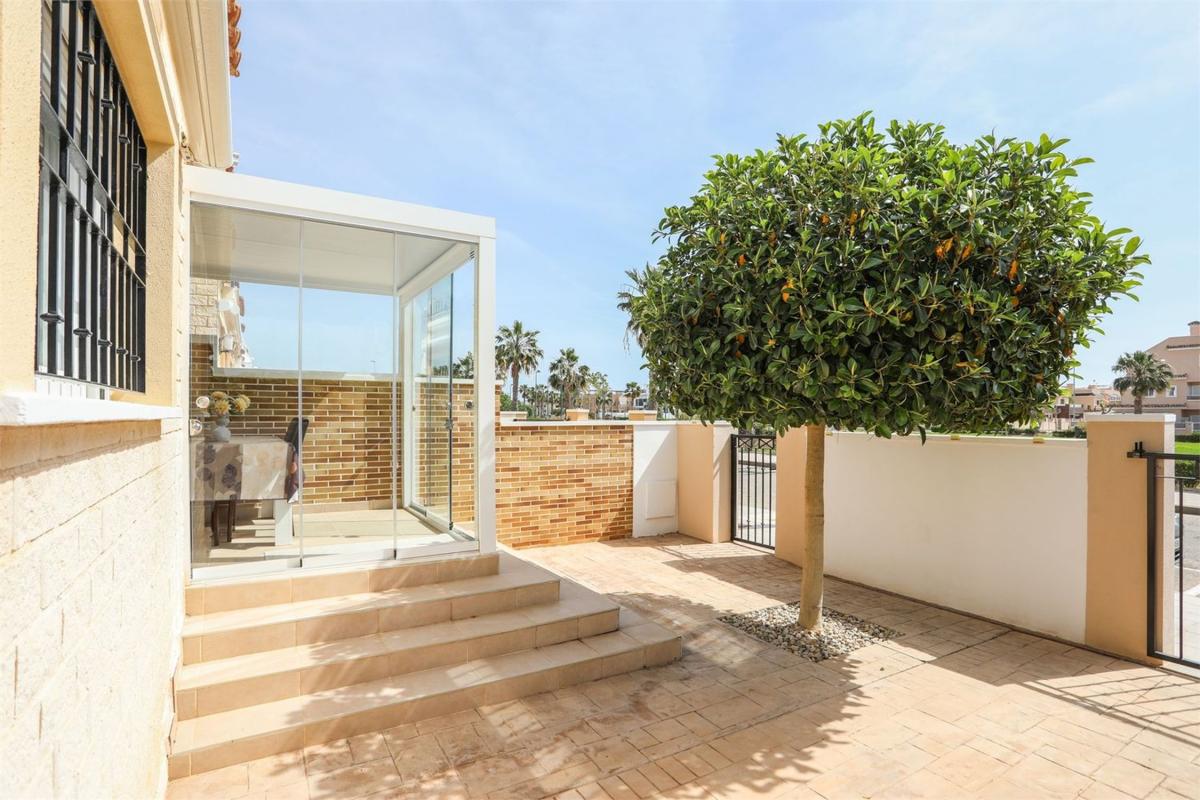 Продажа таунхауса в Chalet adosado en Calle Parque Antonio Gálvez, Torre de la Horadada, Pilar de la Horadada , Пилар де ла Орадада photo 3