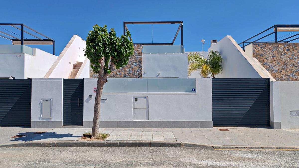 Sale of townhouse in Chalet adosado en Calle Comunidad de Regantes, Zona Pueblo, Pilar de la Horadada , Pilar de la Horadada photo 2