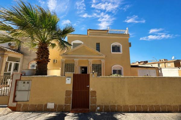 Casa o chalet independiente en Calle Tabarca, Aguas Nuevas, Torrevieja photo 1