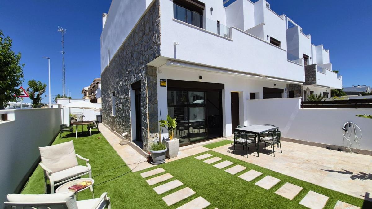 Продажа таунхауса в Chalet adosado en Avenida de la Ventas, 35, Zona Pueblo, Pilar de la Horadada , Пилар де ла Орадада photo 1