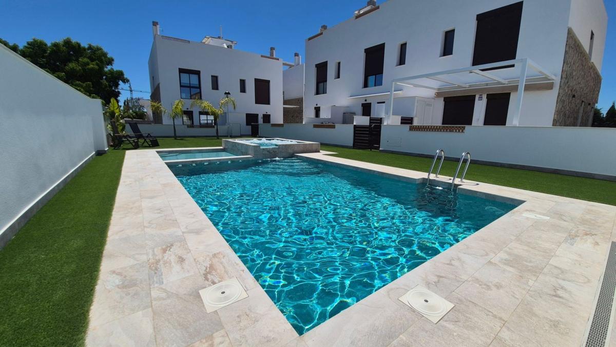 Продажа таунхауса в Chalet adosado en Avenida de la Ventas, 35, Zona Pueblo, Pilar de la Horadada , Пилар де ла Орадада photo 4
