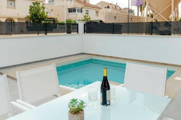 Casa o chalet independiente en Calle Río Ródano, La Siesta - El Salado - Torreta, Torrevieja thumbnail 2
