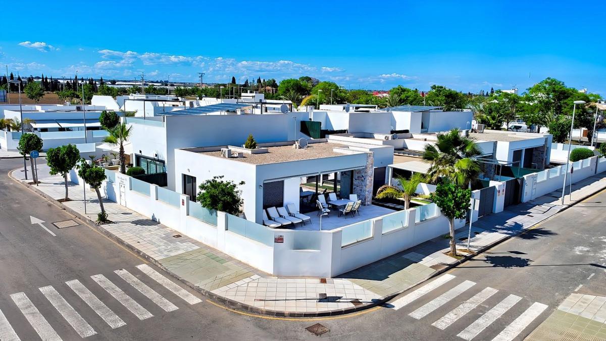 Properties for sale and rent in Spain photo 2
