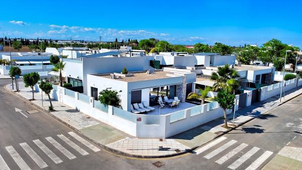 Casa o chalet independiente en Calle Comunidad de Regantes s/n, Zona Pueblo, Pilar de la Horadada thumbnail 2