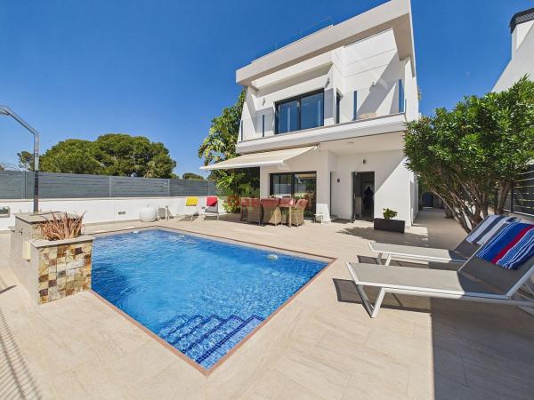 Частный шале на продаже в Casa o chalet en Avenida Severiano Ballesteros, Pinar de Campoverde, Pilar de la Horadada, Пилар де ла Орадада photo 1