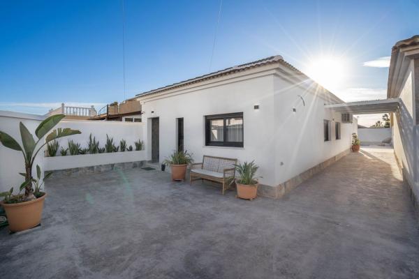Chalet pareado en Calle Strauss, La Siesta - El Salado - Torreta, Torrevieja thumbnail 2