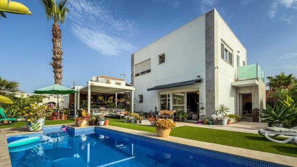 Частный шале на продаже в Casa o chalet en Calle Jorge Manrique, 77, La Siesta - El Salado - Torreta, Torrevieja, Торревьеха photo 1
