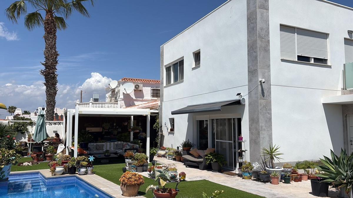Sprzedaż szeregowego domku w Chalet adosado en Calle Jorge Manrique, 77, La Siesta - El Salado - Torreta, Torrevieja , Torrevieja photo 2