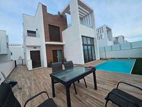 Casa o chalet independiente en Calle Polonia Bal, 9, Los Balcones - Los Altos del Edén, Torrevieja photo 1