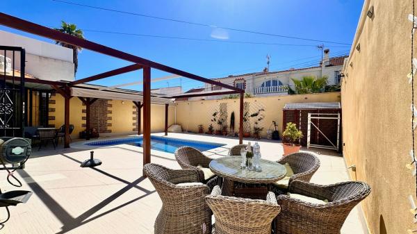 Chalet pareado en Gaviotas De Las, 54, Nueva Torrevieja, Torrevieja thumbnail 2