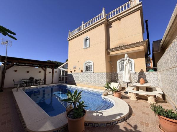 Casa o chalet independiente en Calle Alborán, Aguas Nuevas, Torrevieja photo 1