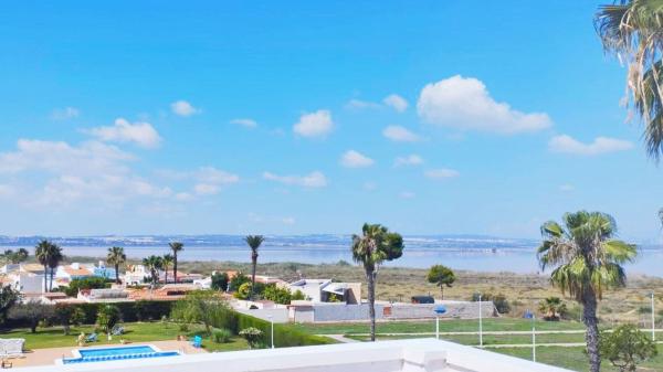 Частный шале на продаже в Casa o chalet en La Siesta - El Salado - Torreta, Torrevieja, Торревьеха photo 1