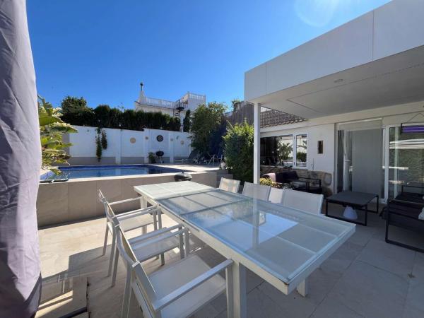 Chalet pareado en Calle Iradier Bal, Los Balcones - Los Altos del Edén, Torrevieja photo 1
