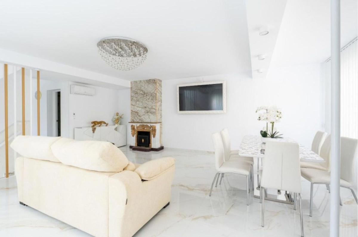 Продажа таунхауса в Chalet adosado en Calle Pleamar, Punta Prima, Torrevieja , Торревьеха photo 2