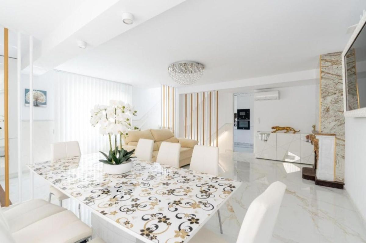 Продажа таунхауса в Chalet adosado en Calle Pleamar, Punta Prima, Torrevieja , Торревьеха photo 3