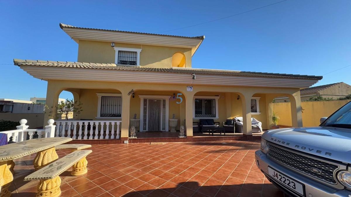 Sale of independent chalet in Casa o chalet en Los Balcones - Los Altos del Edén, Torrevieja, Torrevieja
photo 2