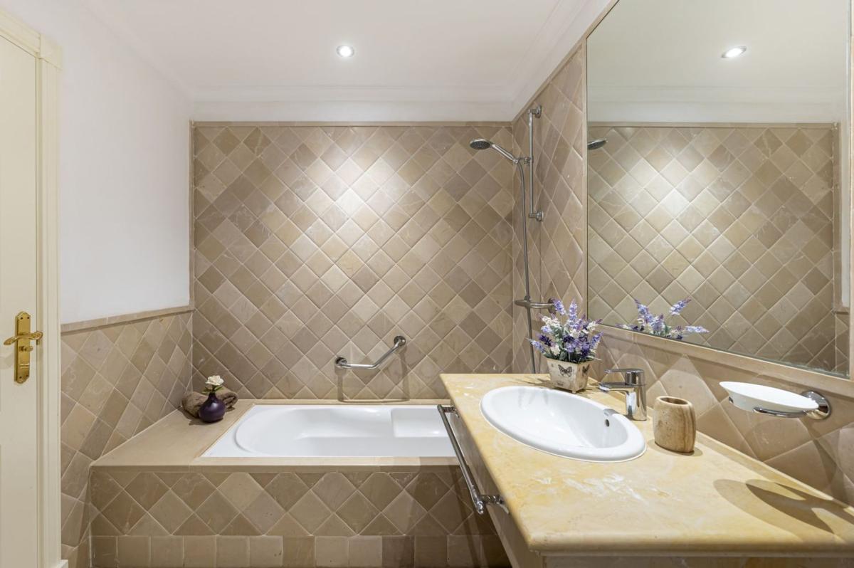 Sale of apartment in Piso en Calle Benavista, Paraiso-Barronal, Estepona, Estepona
photo 4